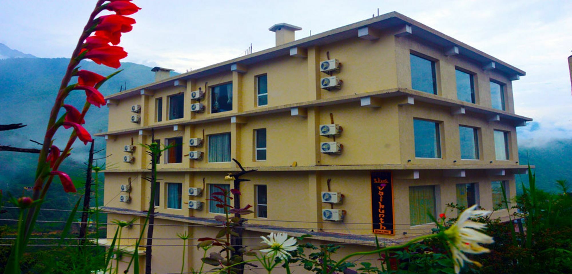 The Vaikunth Hotell Dharamshala Exteriör bild